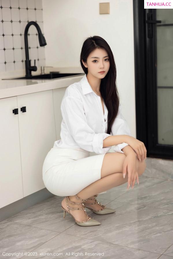可乐Vicky  [XiuRen]高清写真图 2023.11.02 No.7601 可乐Vicky 美腿短裙第32张图片